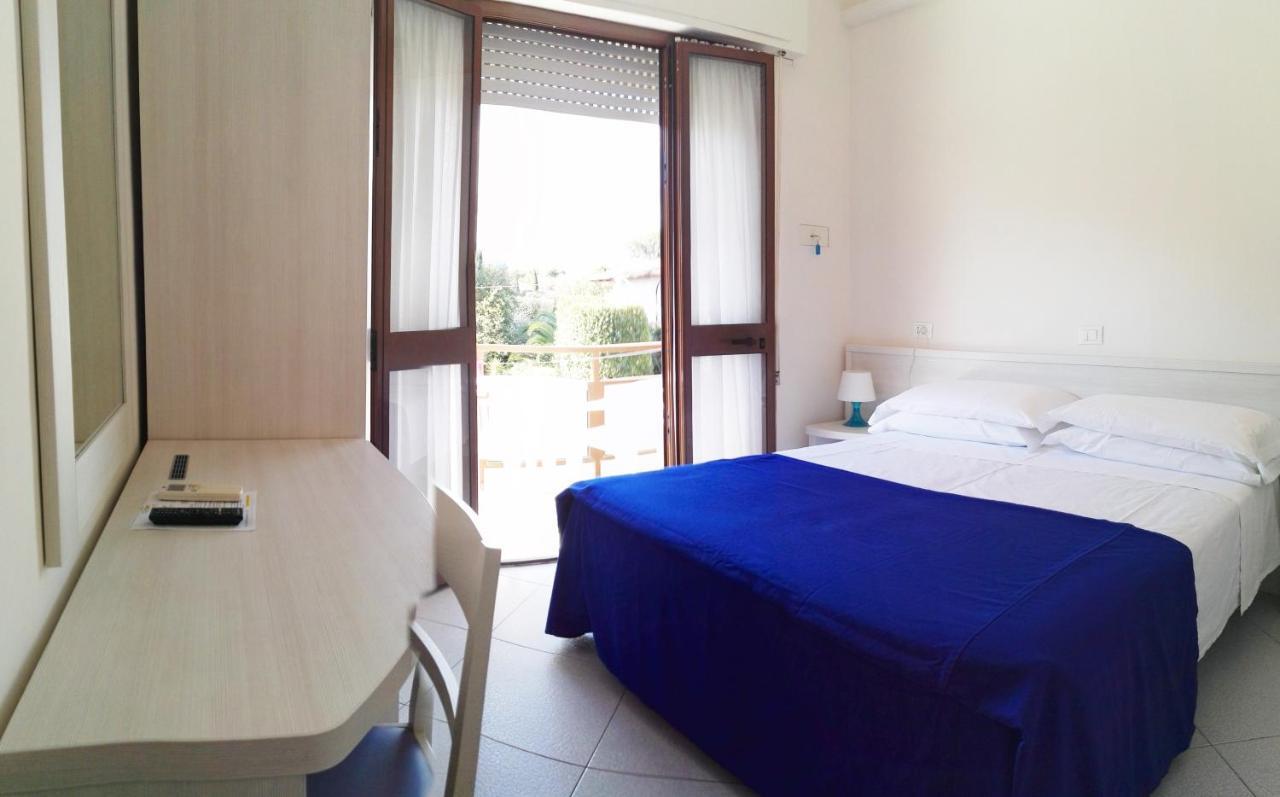 מרינה די פיאטרסנטה Hotel Elizabeth מראה חיצוני תמונה