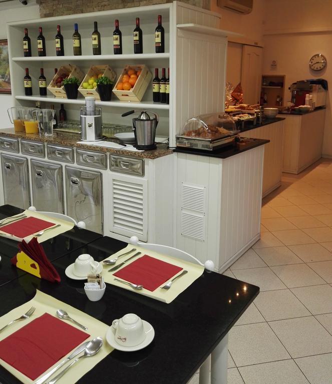 מרינה די פיאטרסנטה Hotel Elizabeth מראה חיצוני תמונה