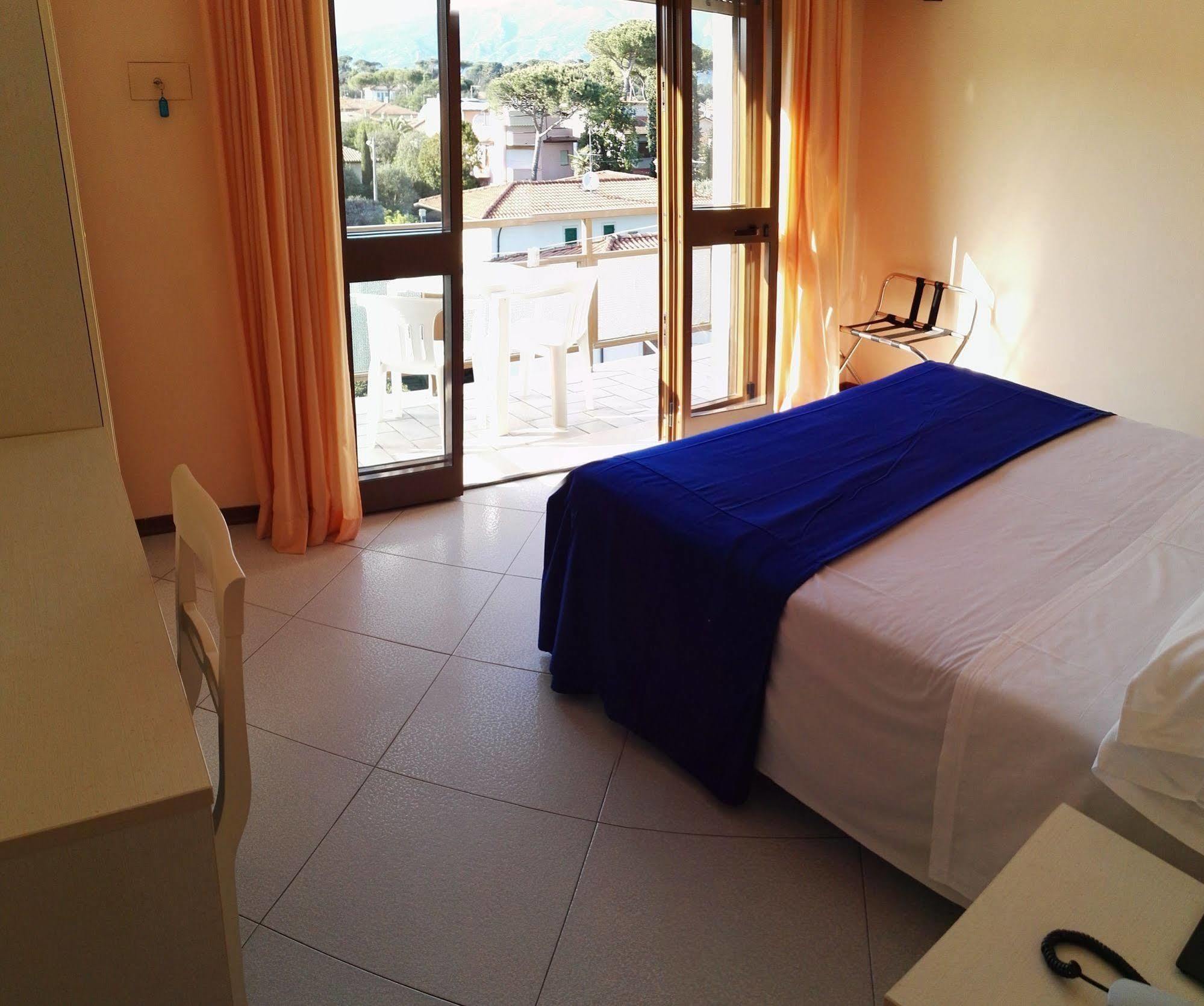 מרינה די פיאטרסנטה Hotel Elizabeth מראה חיצוני תמונה